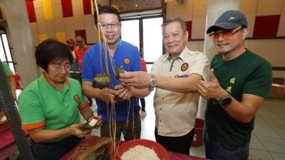 裹粽 吃粽 寻宝活动……   “爱是一家过端午节”热闹