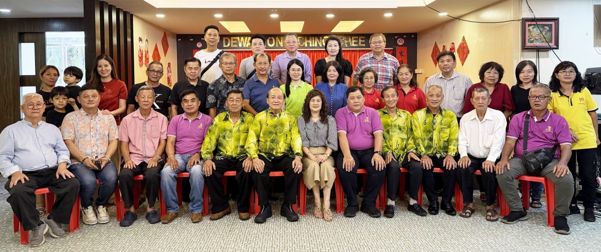 大都会:蛇总会员大会颜进明说成立28年一路走来像蛇群大家庭