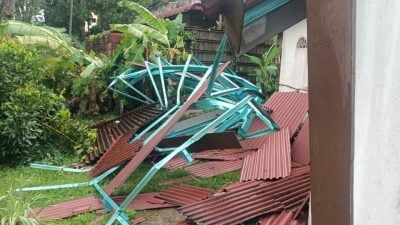 大雨狂风袭击 怡两地倒树屋顶掀翻