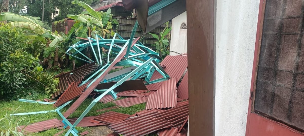大雨狂风袭击 怡两地倒树屋顶掀翻