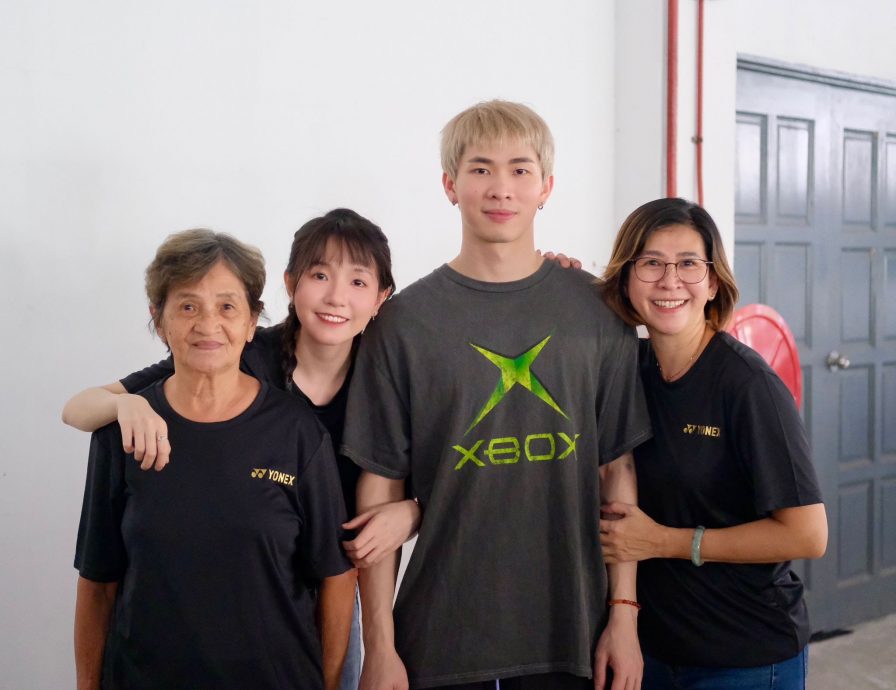 大马羽球超级500赛| 三代齐聚为陈堂杰加油  奶奶最大粉丝最懂他