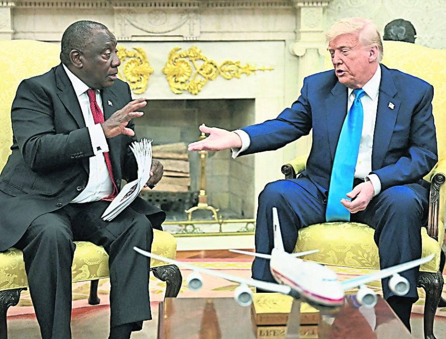 天下事主文)特朗普会南非总统当场秀影片 指控白人遭种族灭绝 