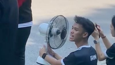 太热了！捧大风扇参加户外活动 笑翻全网