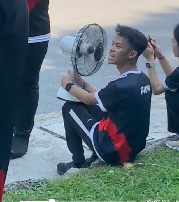 太热了!捧大风扇参加户外活动 笑翻全网