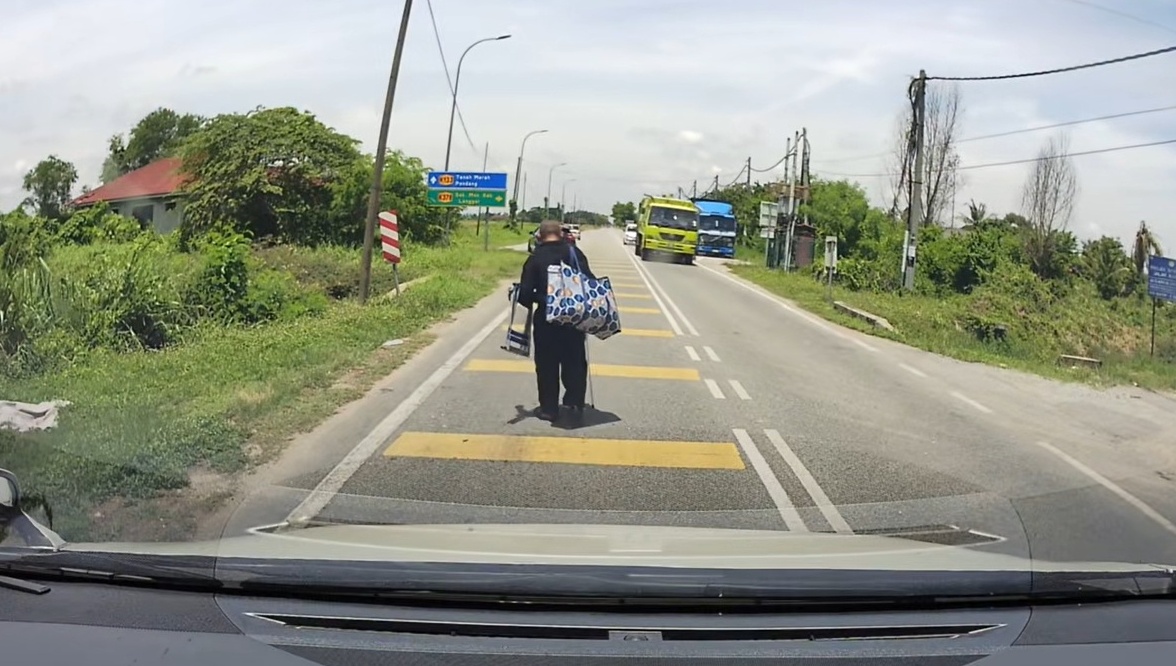 失明大叔站在路中央太危险 大罗里亮灯小轿车下车帮忙  