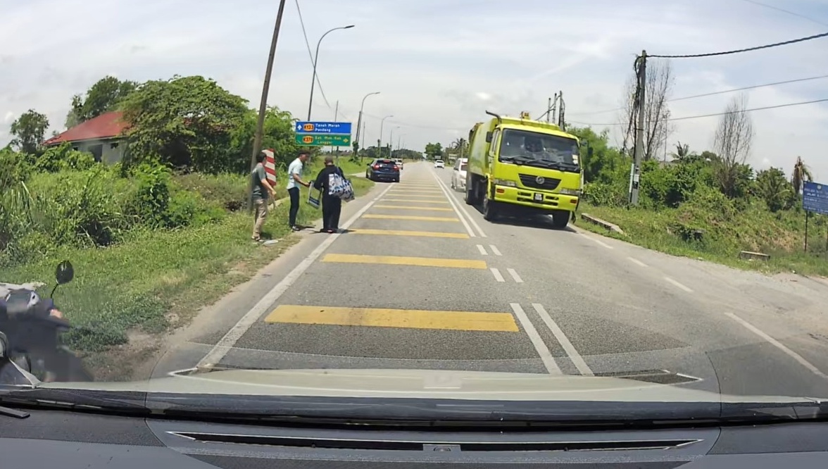 失明大叔站在路中央太危险 大罗里亮灯小轿车下车帮忙  