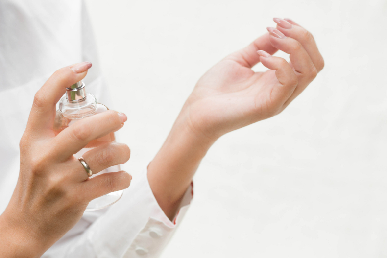 女上司夺人所爱 禁女员工使用同款香水