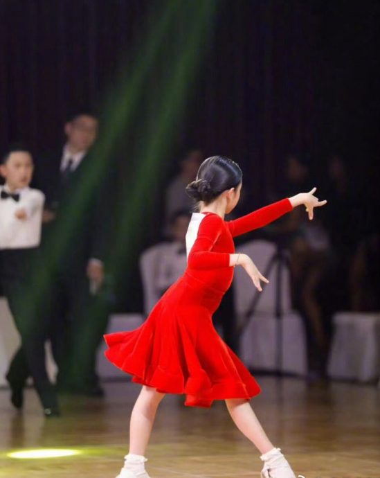 女儿英国参加拉丁舞夺冠 孙俪全程跟拍秒变迷妹	
