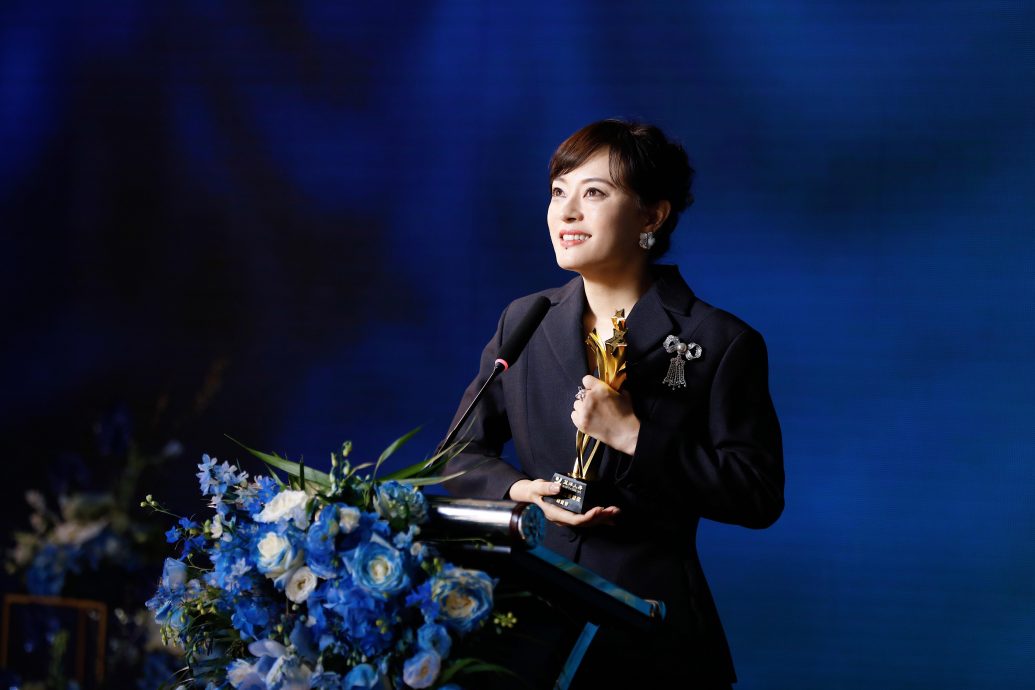 女儿英国参加拉丁舞夺冠 孙俪全程跟拍秒变迷妹	