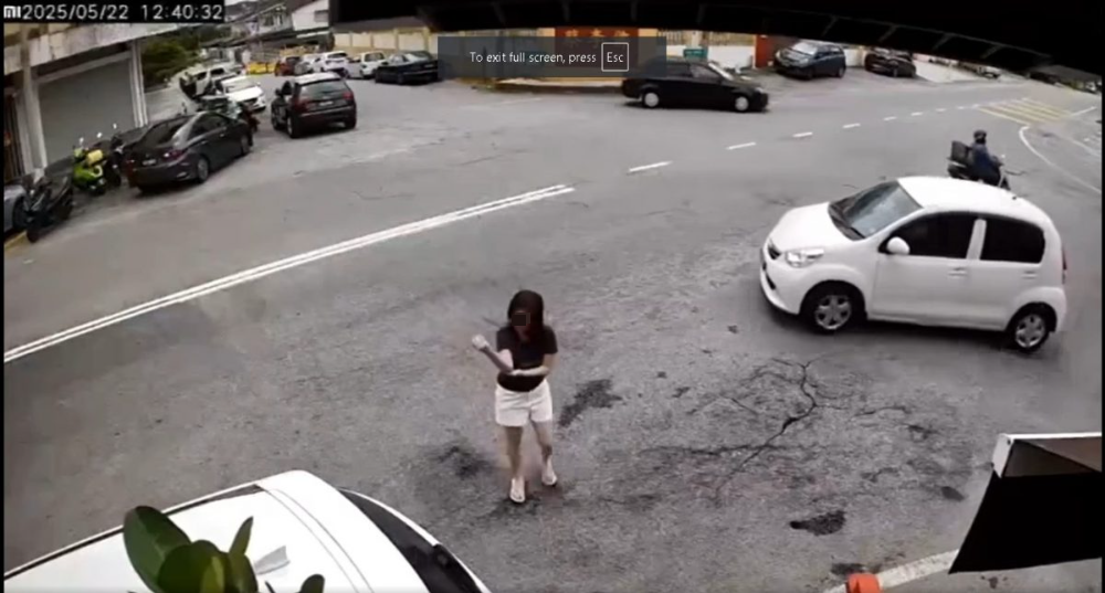 女子被拉倒在马路上 蒙面骑士强抢手提袋