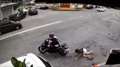女子被拉倒在马路上 蒙面骑士强抢手提袋