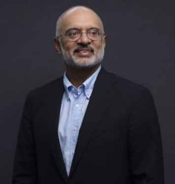 女子认错星展银行前CEO还发合照 本尊跳出留言：“抱歉，那不是我”