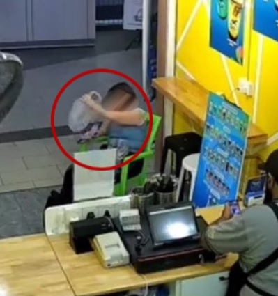 女子进店占位没点餐还乱丢垃圾 老板发现原因后让人傻眼