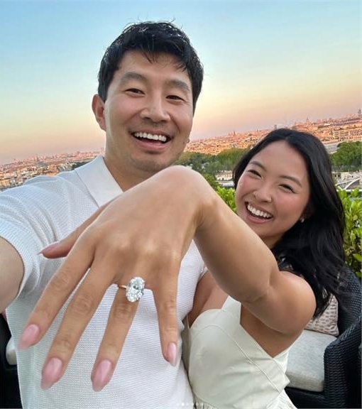 女神卡卡都由她负责 刘思慕未婚妻超强身分被起底	