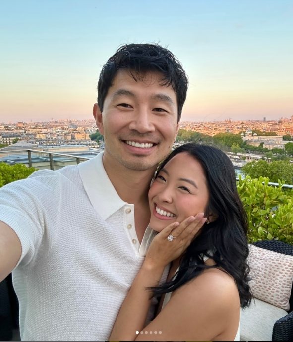 女神卡卡都由她负责 刘思慕未婚妻超强身分被起底	