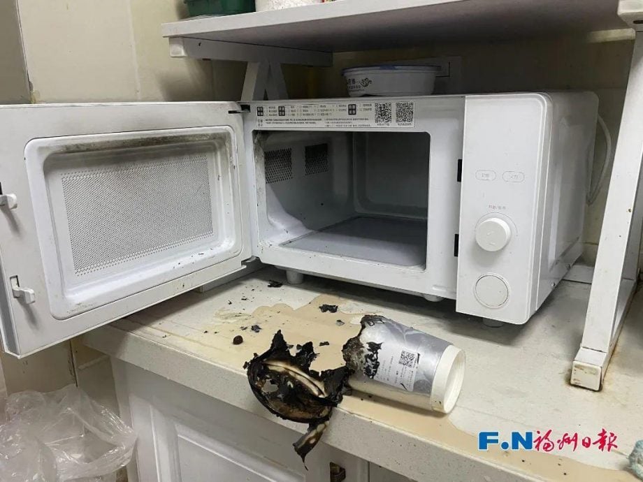 奶茶放微波炉加热30秒著火 茶饮公司客服:换个容器才加热