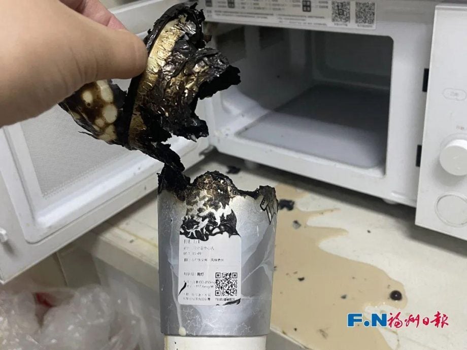奶茶放微波炉加热30秒著火 茶饮公司客服:换个容器才加热
