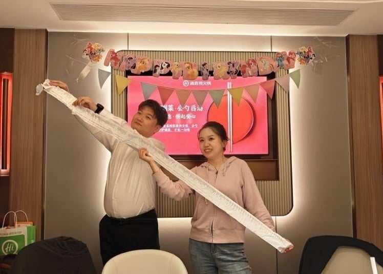 婚宴前一周遭酒店毁约 新人改赴海底捞吃出惊喜