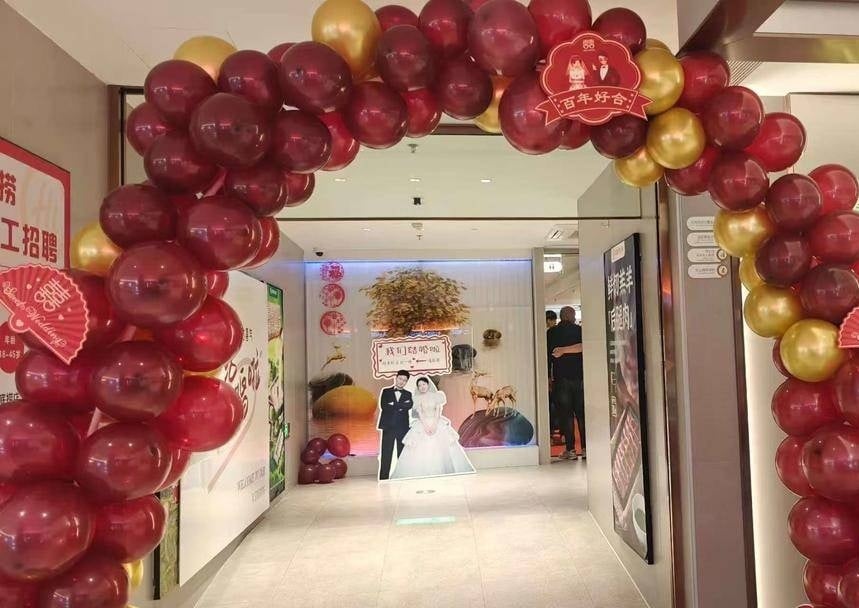 婚宴前一周遭酒店毁约 新人改赴海底捞吃出惊喜