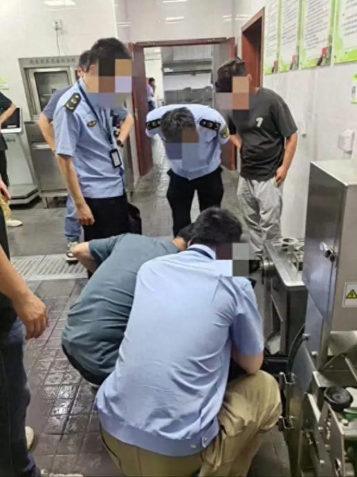 学校食堂绞肉机惊现活蛆 家长怒举报