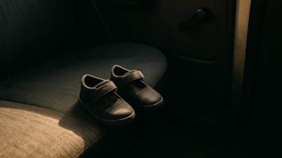 孩子受困車內如何自救？ 醫生悲痛發文授招防範