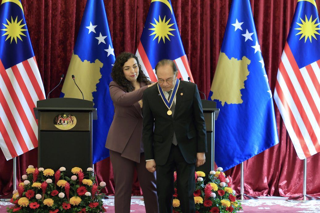 安华获颁科索沃最高荣誉独立勋章