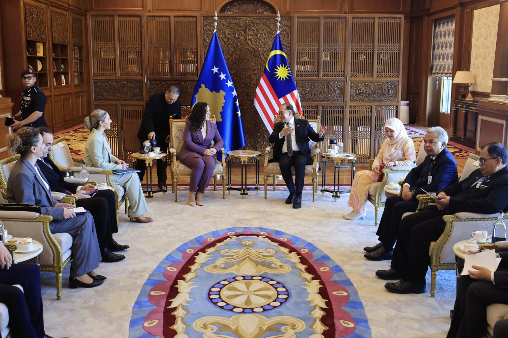 安华获颁科索沃最高荣誉独立勋章