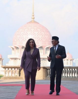 安华获颁科索沃最高荣誉独立勋章