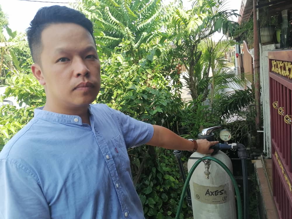 安装新水管后水压飙高,富门花园3处旧水管爆裂居民困扰。