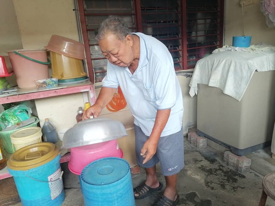 安装新水管后水压飙高,富门花园3处旧水管爆裂居民困扰。