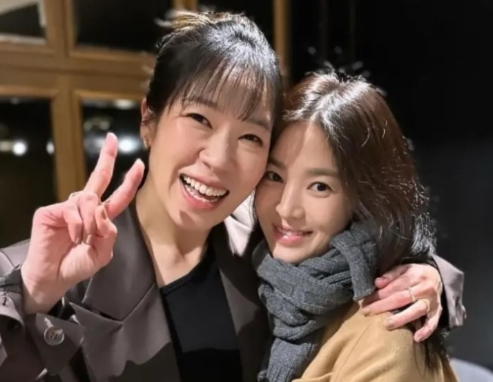 宋慧乔与“前男友们”拒同框 温暖拥抱廉惠兰太感人