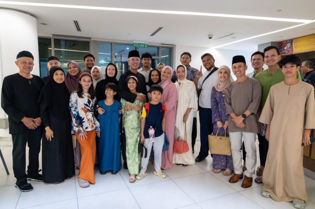 宣布退党数小时后 赛夫鲁飞往麦加朝圣