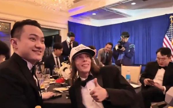 宾客称餐食比廉航飞机餐还难吃  “特朗普币”晚宴遭吐槽 /主