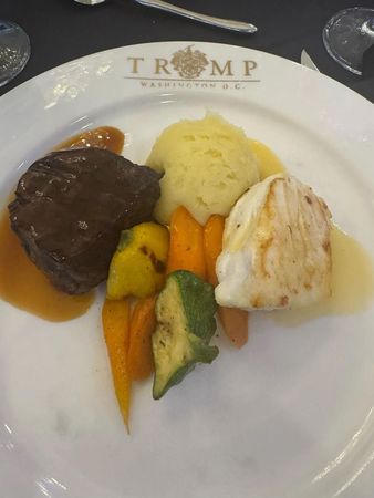 宾客称餐食比廉航飞机餐还难吃  “特朗普币”晚宴遭吐槽 /主