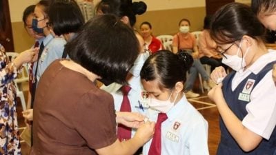 女童扣针刺伤脚引安全隐忧   校方盼拟指南戴好国旗扣章