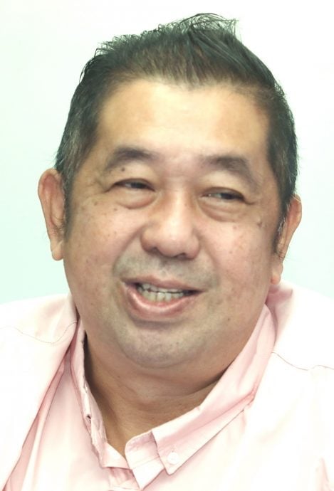 跟进小学生佩戴国旗扣章情况