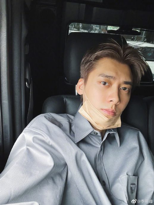 小姐骑共享脚车引发连串巧合 李易峰3年前嫖娼内幕全曝光