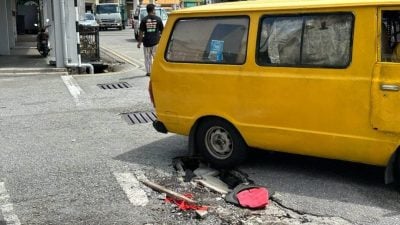 甲必丹谭扬路小路洞变“陷阱”  商家促尽快修补