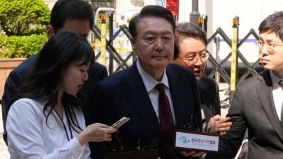尹锡悦涉内乱罪第三次庭审 出庭场景首次公开
