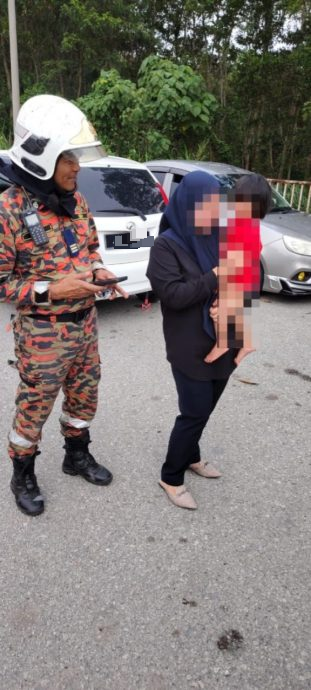 岁半婴儿反锁车内 消拯员赶抵救出