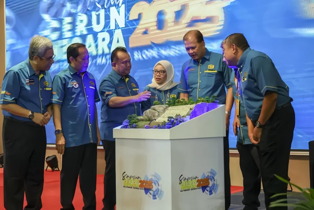 工程部长拿督斯里亚历山大