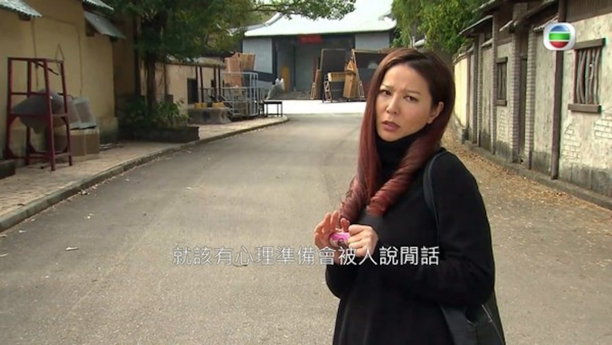 左眼布满血丝 滕丽名惊爆视网膜脱落