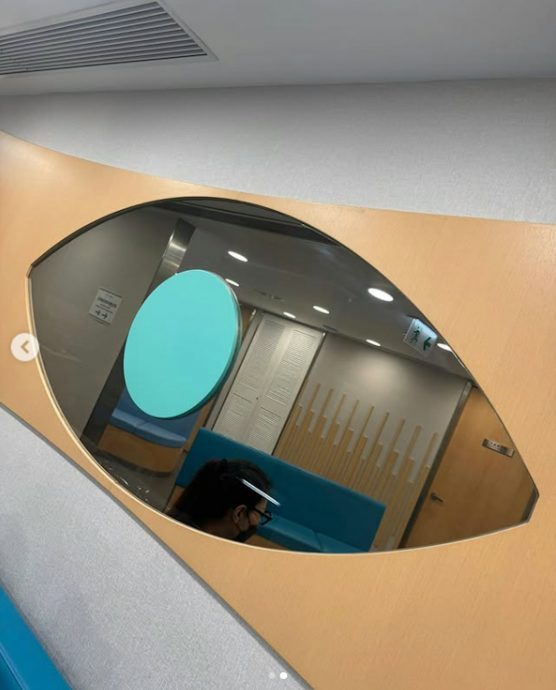 左眼布满血丝 滕丽名惊爆视网膜脱落