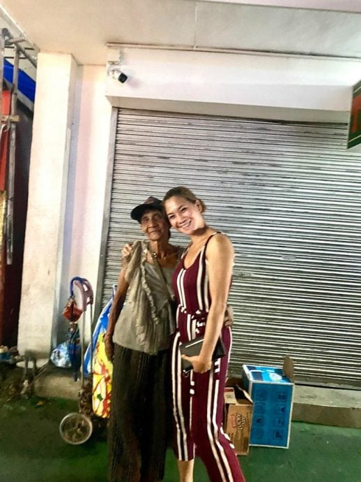 巧遇小学校长路边捡纸皮 女子:这是个永不放弃的故事