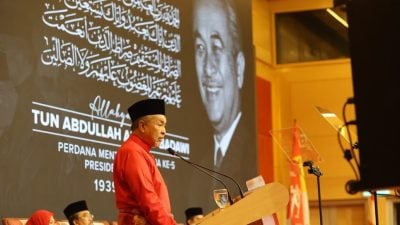 巫统党庆|“有智慧与远见的奋斗舵手” 扎希率党员悼念阿都拉