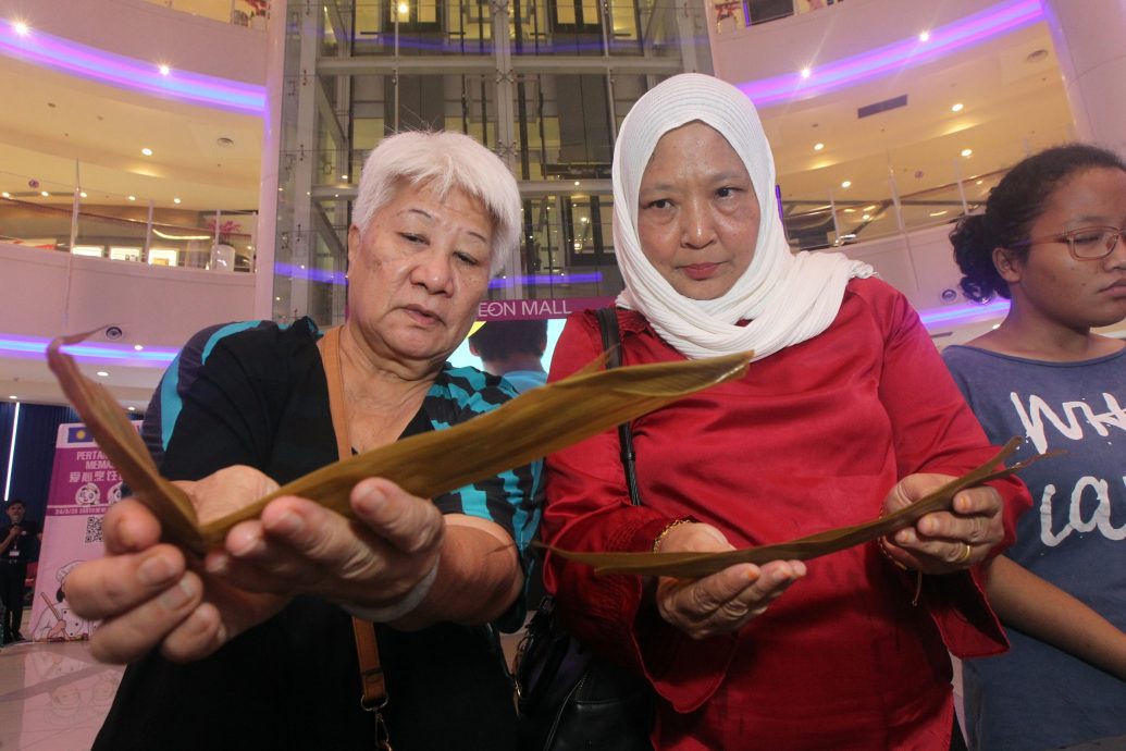 巫裔女子果断参与裹粽活动 解锁人生第一次裹粽