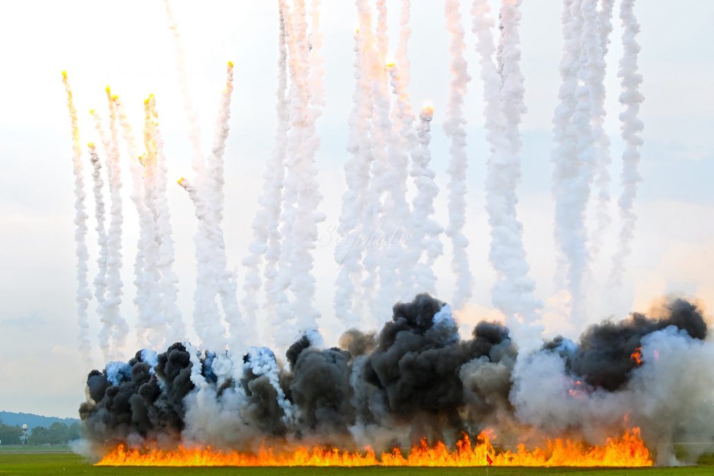 已审(全国版)马来西亚皇家空军(RMAF)今日在交怡岛上空进行演习,吸引民众围观先睹为快。