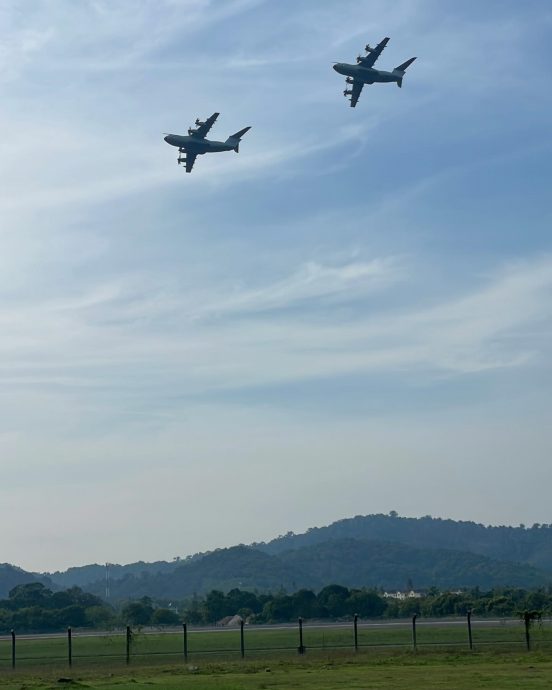 已审(全国版)马来西亚皇家空军(RMAF)今日在交怡岛上空进行演习,吸引民众围观先睹为快。