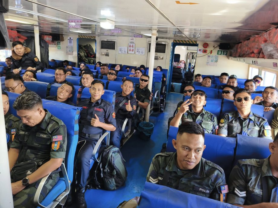 已审(全国版)马来西亚皇家空军(RMAF)今日在交怡岛上空进行演习,吸引民众围观先睹为快。