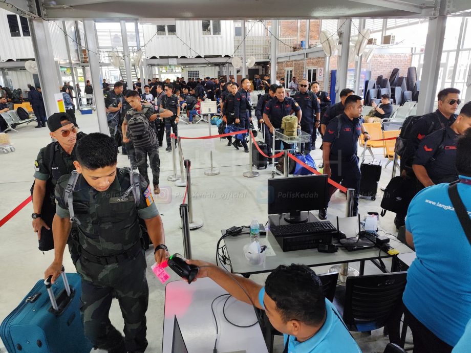 已审(全国版)马来西亚皇家空军(RMAF)今日在交怡岛上空进行演习,吸引民众围观先睹为快。